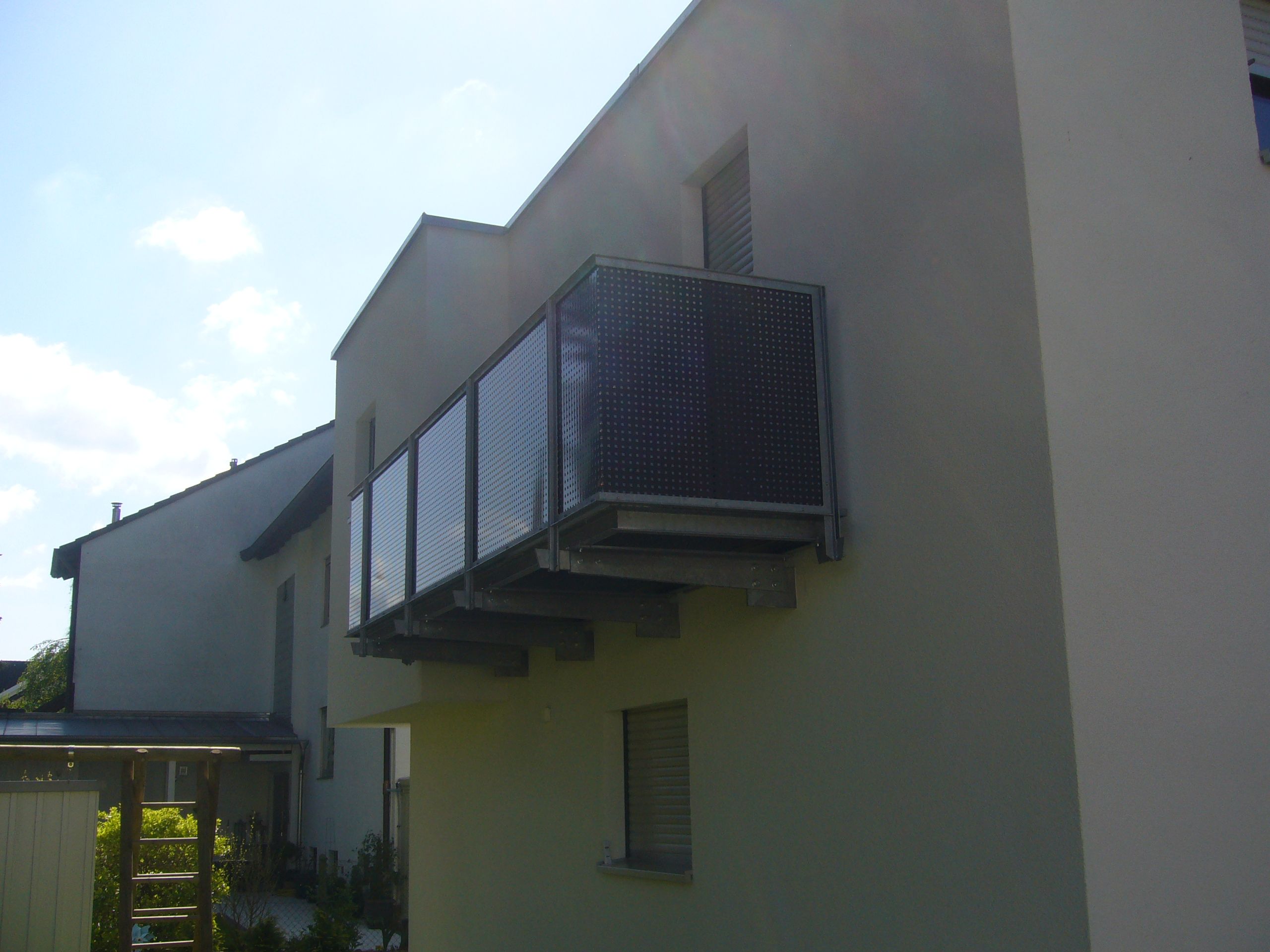 Metallgeländer aus grauem Metallnetz 