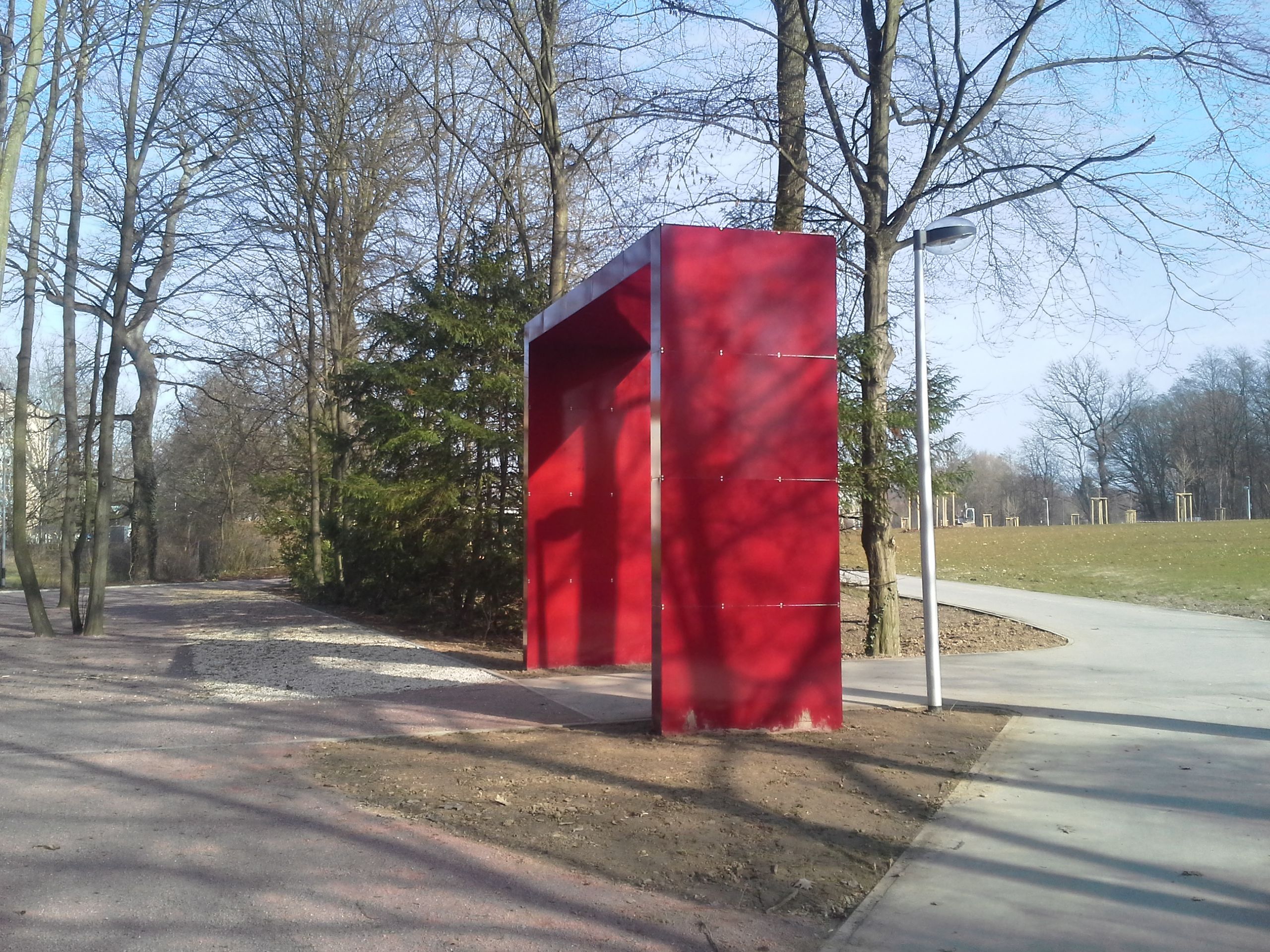 roter Tordurchgang in einem Park 