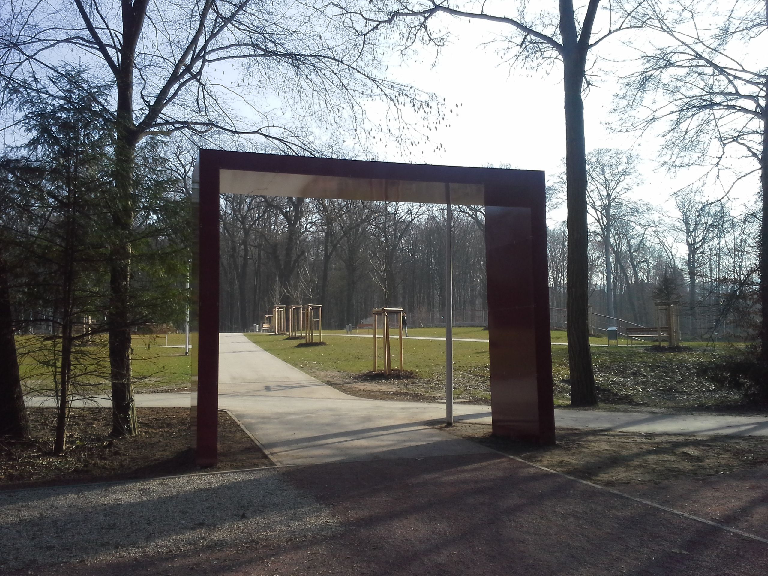 roter Tordurchgang in einem Park 