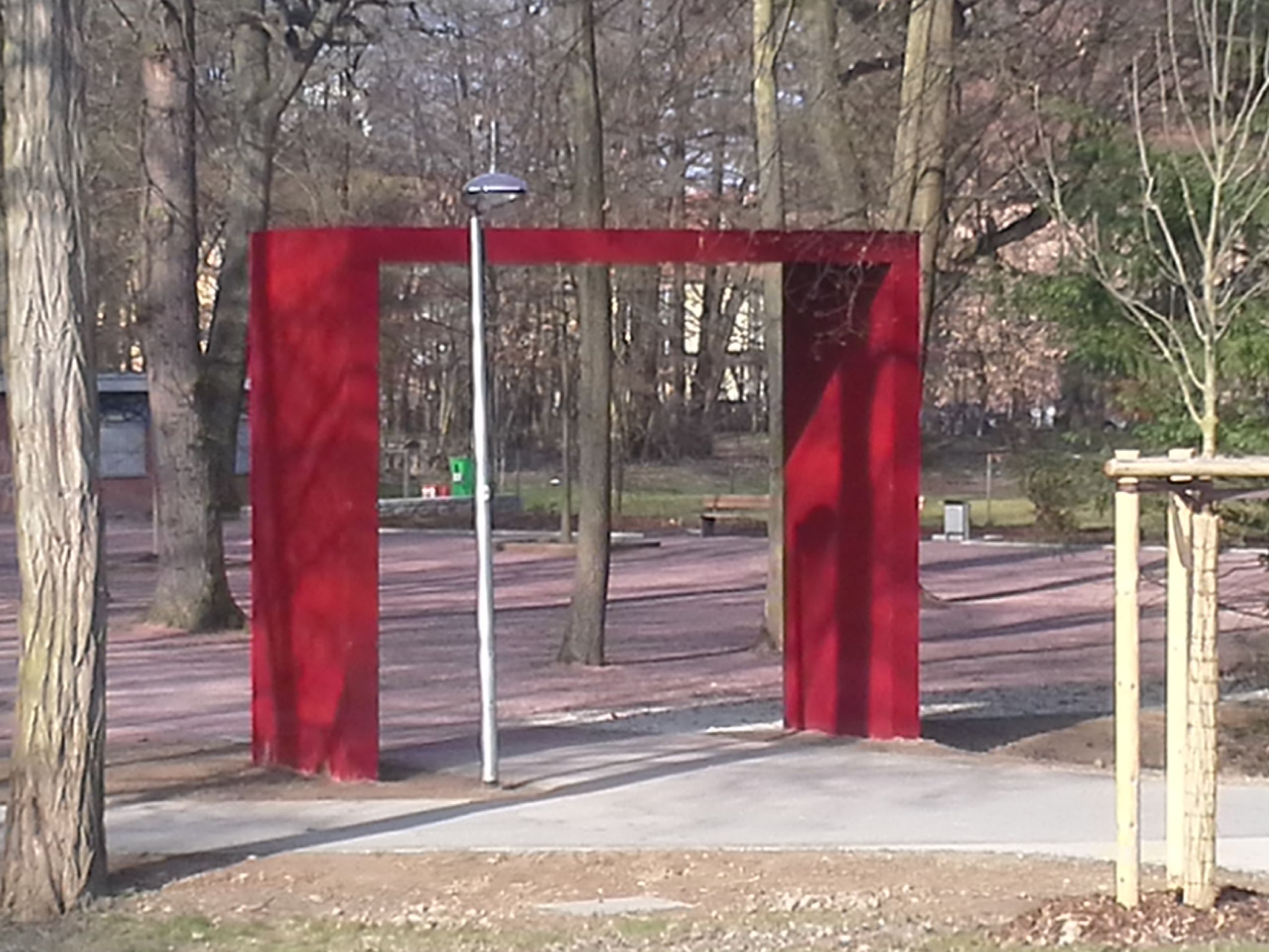 roter Tordurchgang in einem Park 