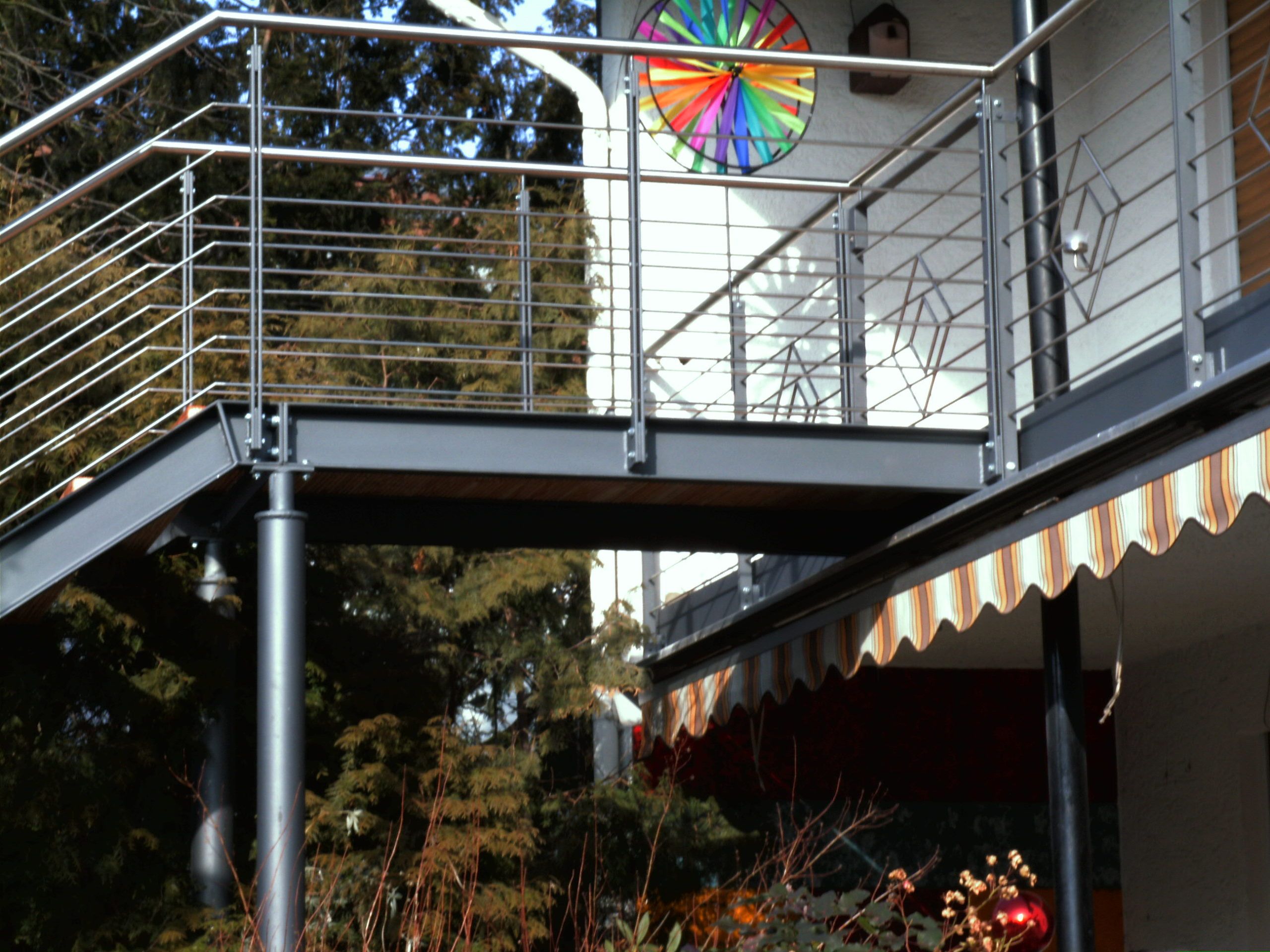 Geländer aus unterschiedlich großen Metallrundstäben