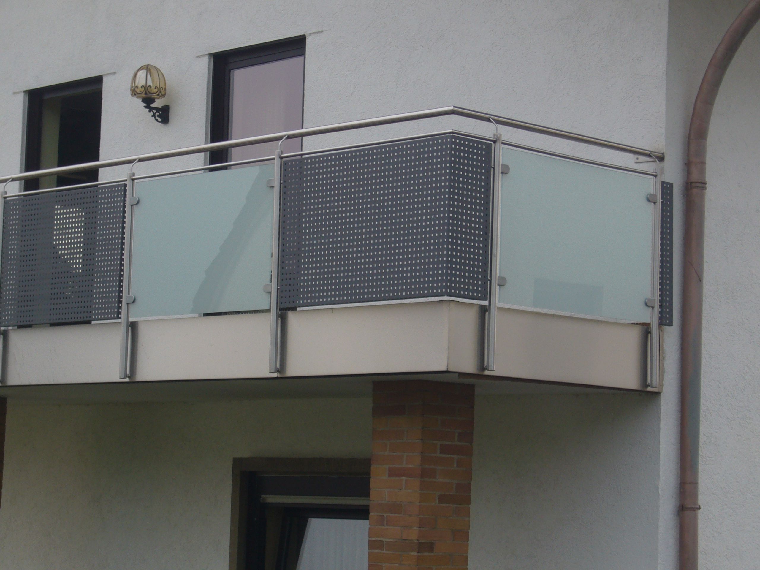 Metallgeländer aus Milchglas und Metallnetzen