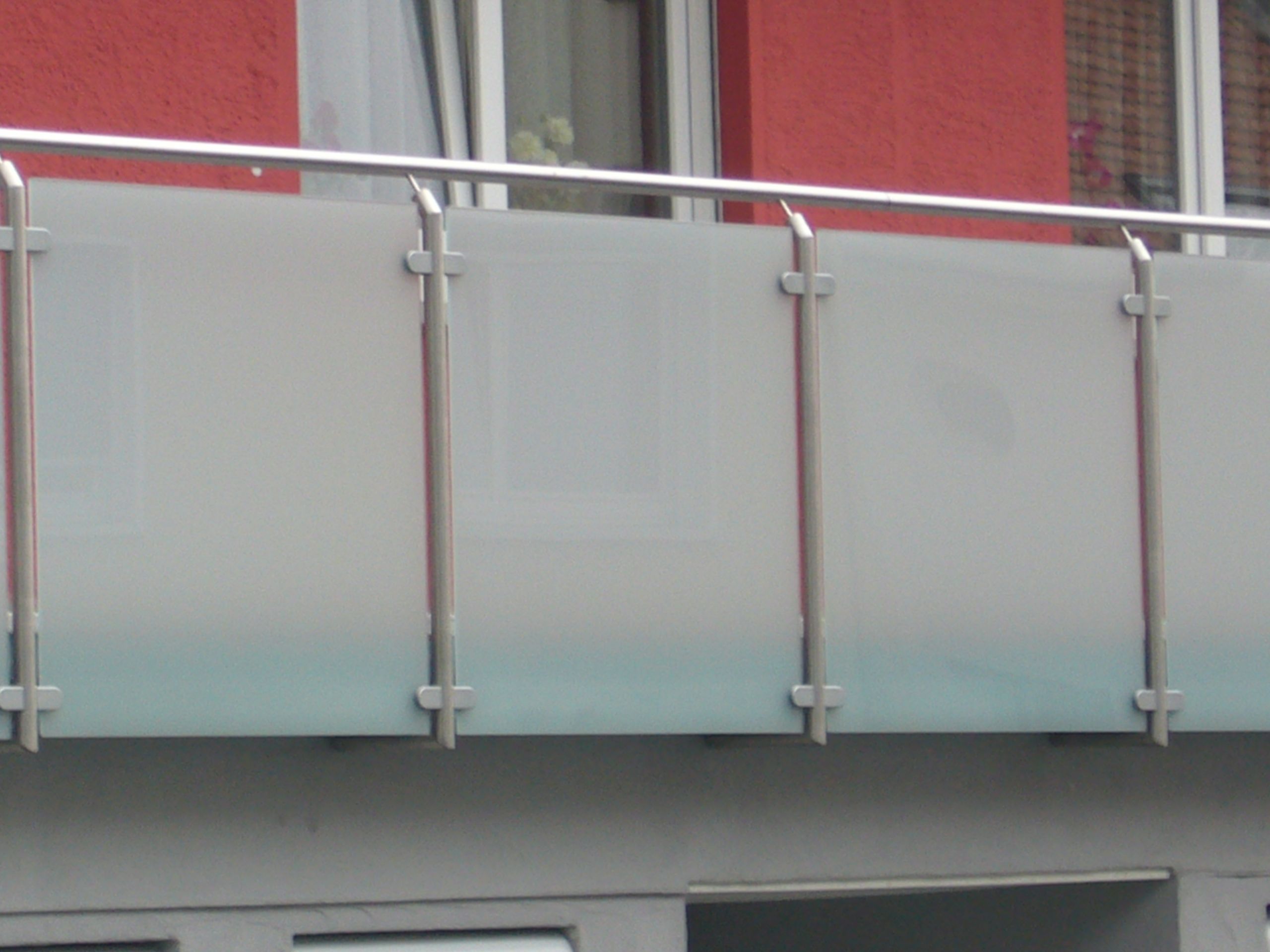 Balkongeländer aus Milchglas und Metallrundstäben