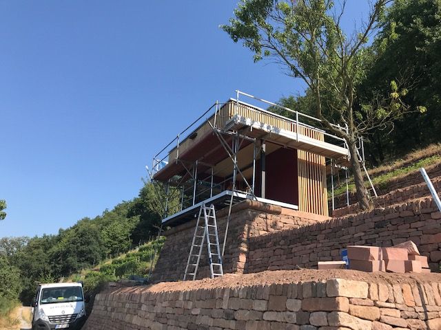 Aussichtspunkt mit Holzplanken verkleidet 