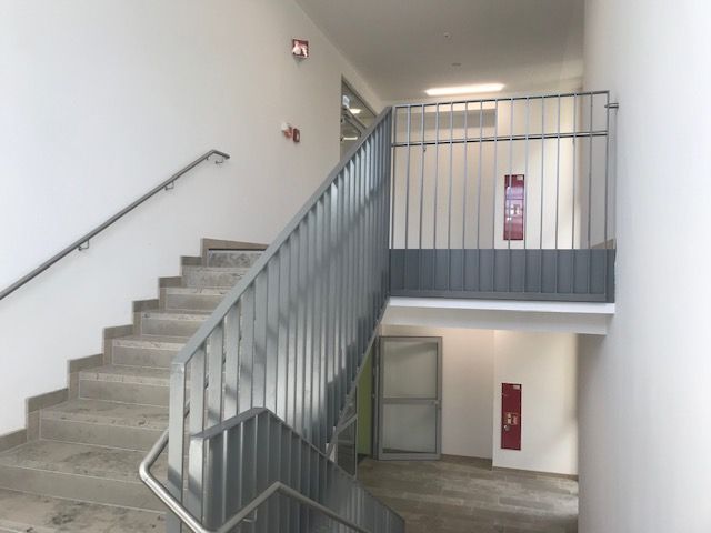 Vertikale Metallstreben mit Metallhandlauf