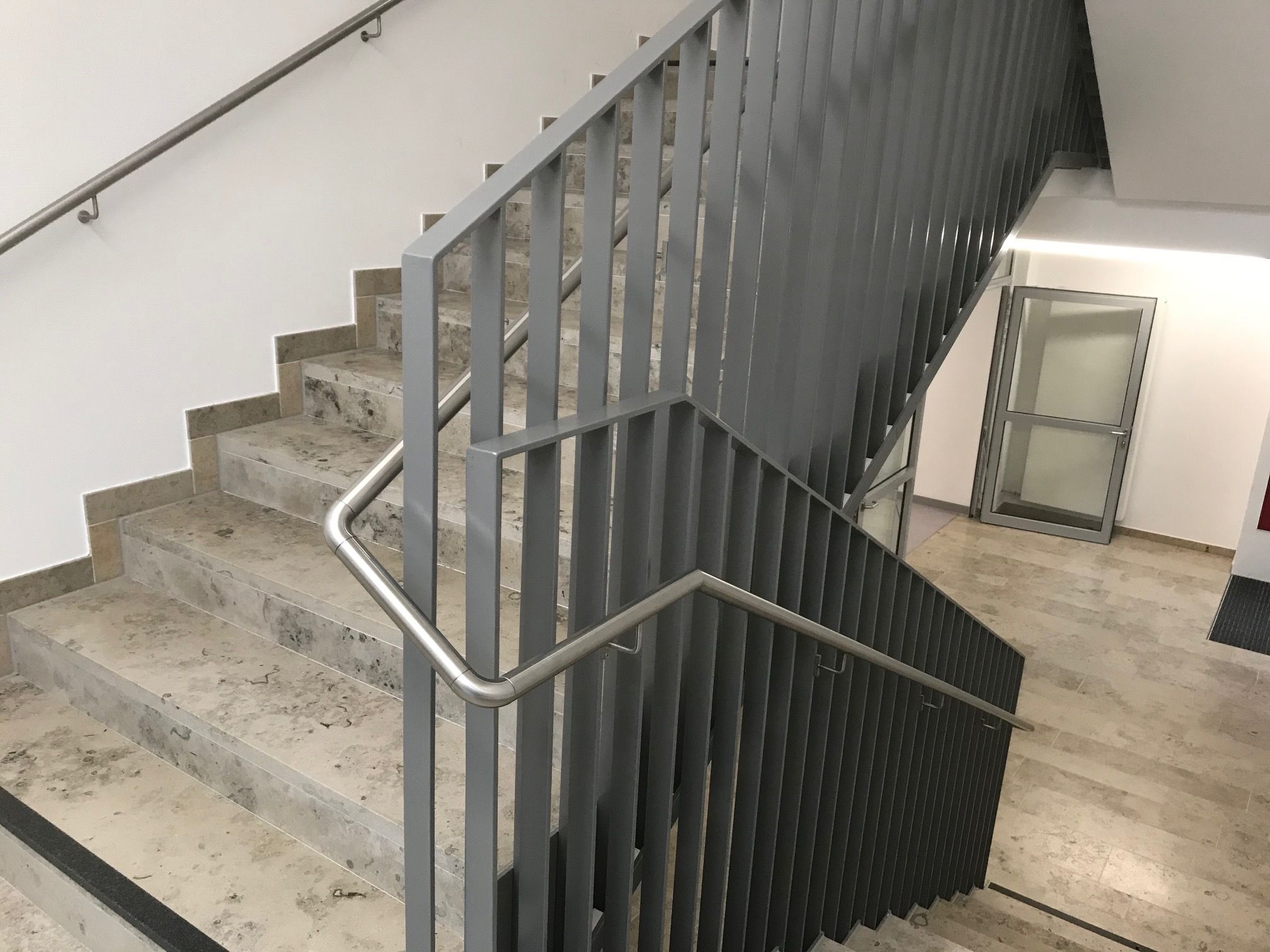 horizontale Metallstreben als Treppengeländer 