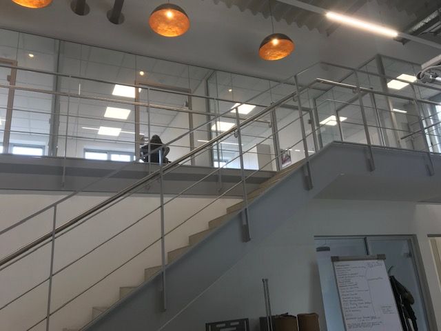 horizontale Metallstreben als Treppengeländer 