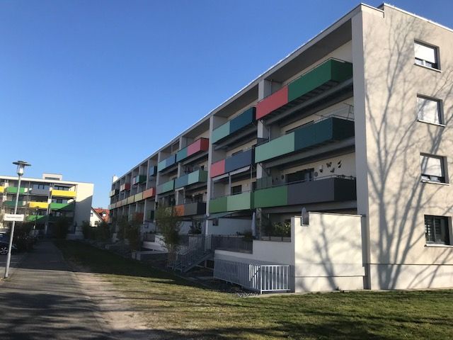 Bunte Metall Platten als Geländer an Balkonen