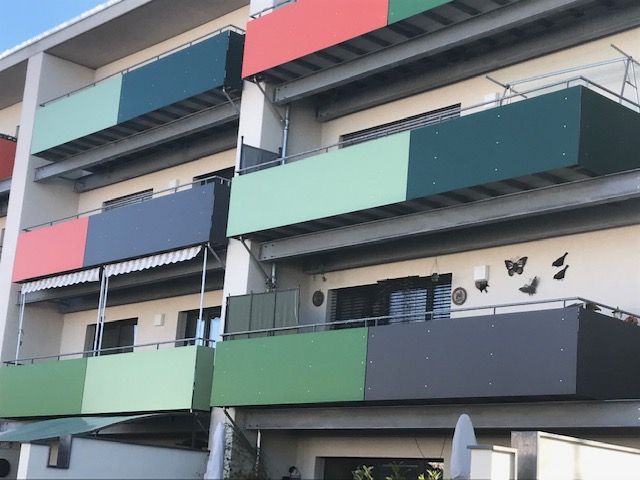 Bunte Metall Platten als Geländer an Balkonen