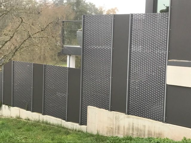 im Wechsel aus schwarzen Metallgitter und durchgehenden, schwarzen Metallplatten 