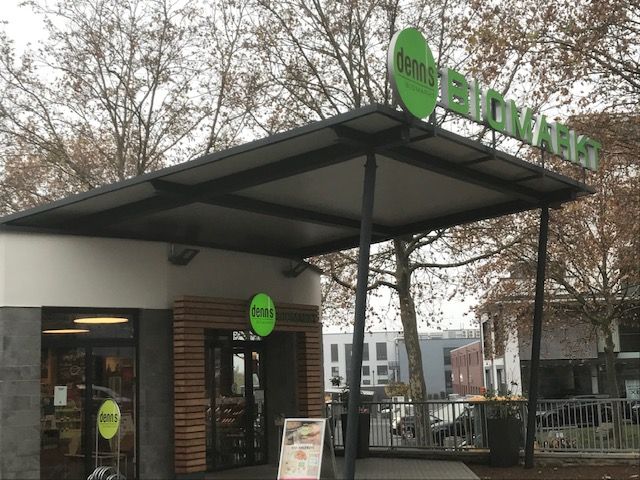 Großes Vordach an einem Supermarkteingang 