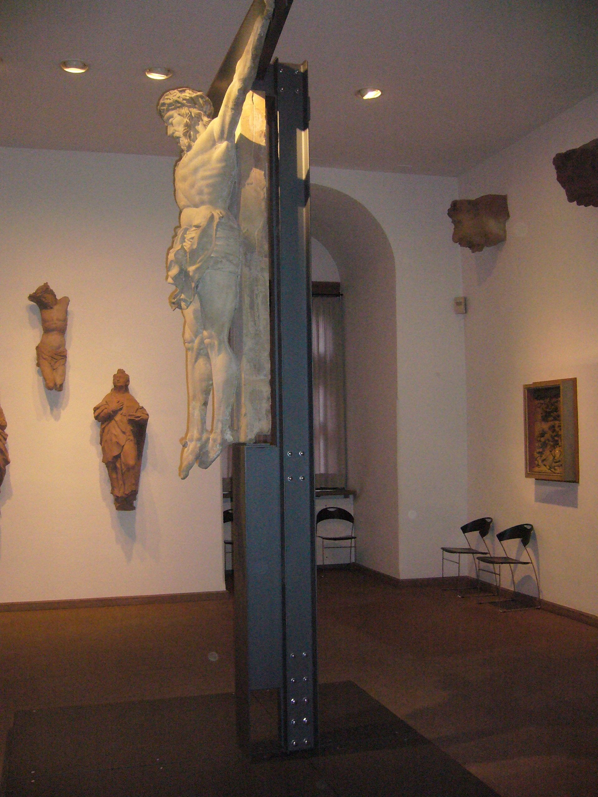 Halterung für ein lebensgroßes Kruzifix