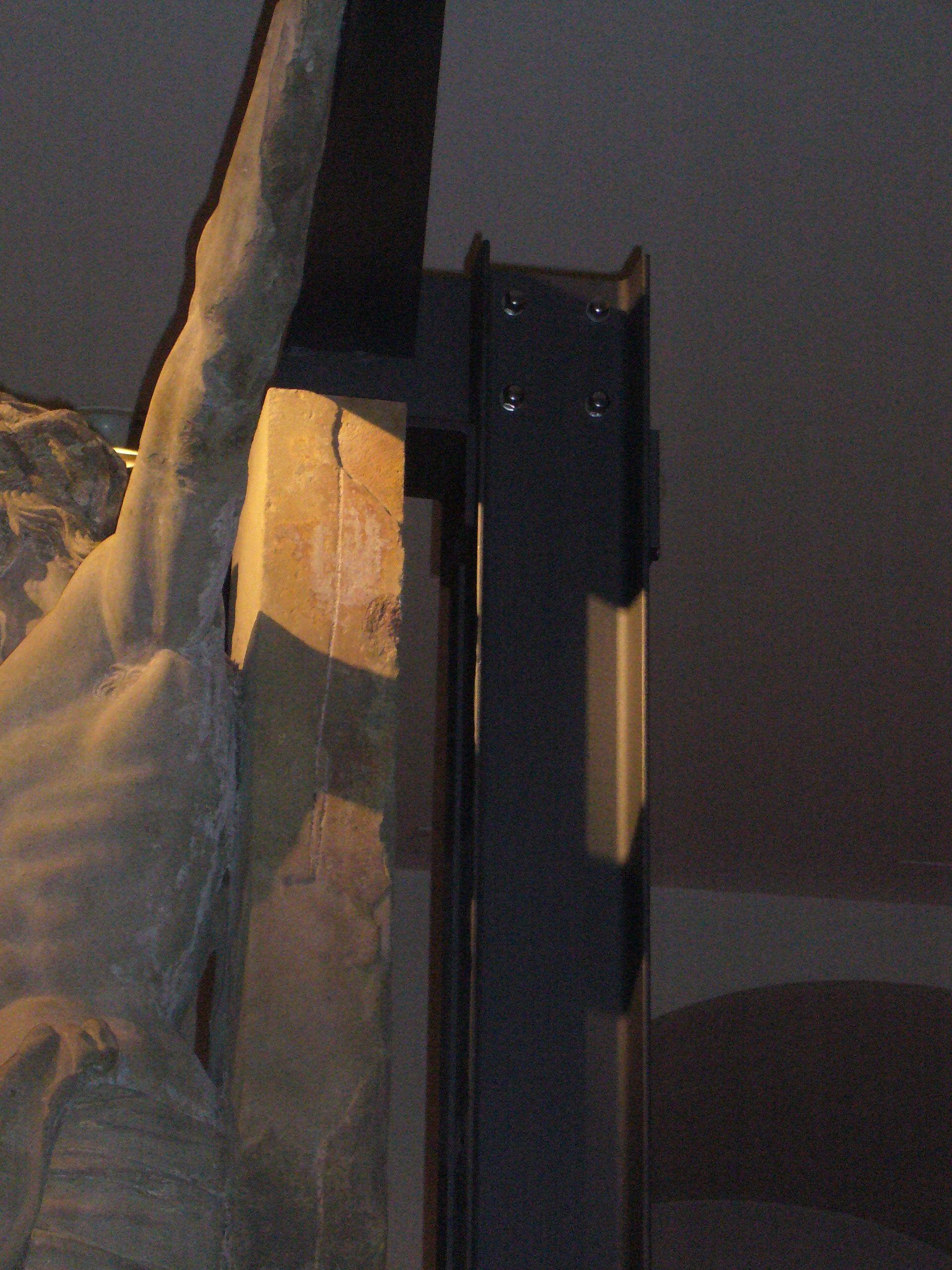 Halterung für ein lebensgroßes Kruzifix