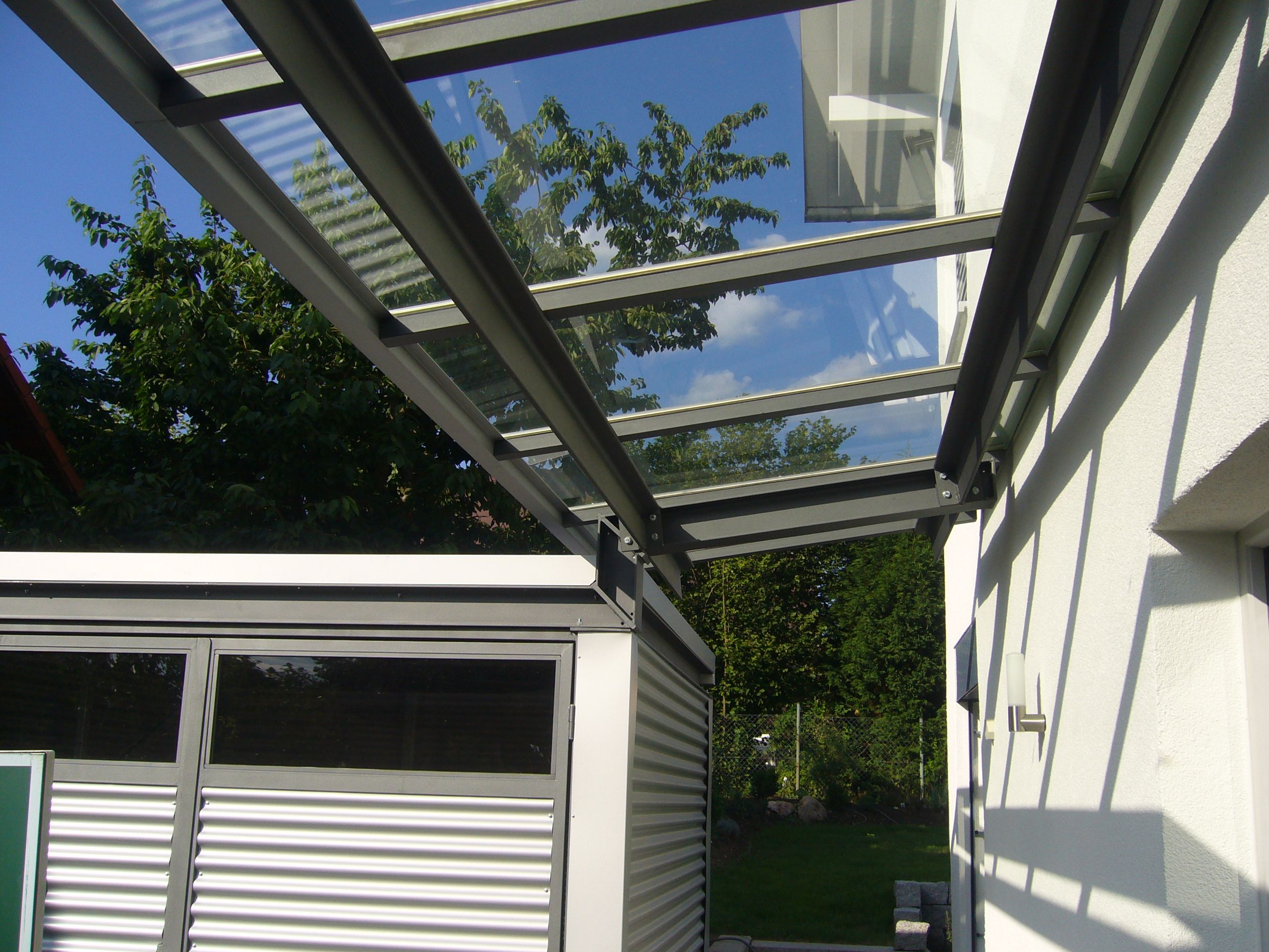 langes Vordach mit dunklen Metallstreben 