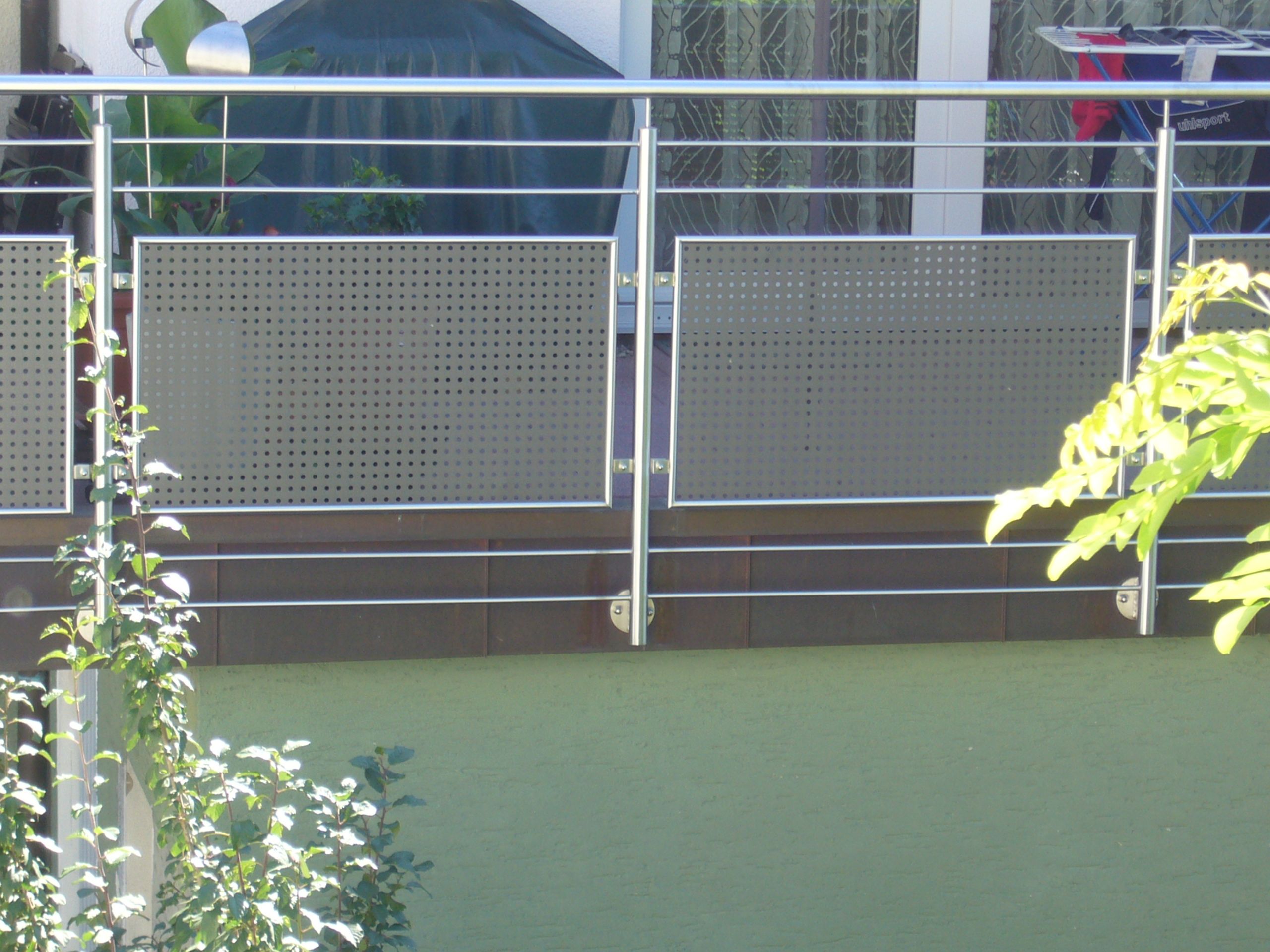 Geländer aus grauem Metallnetz mit Rundstäben 