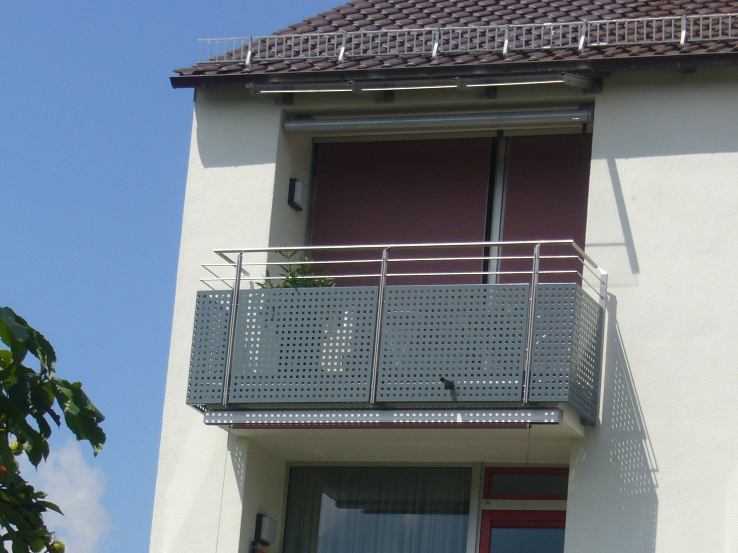 Geländer aus dunklem Metallnetz mit grauen Rundstäben 