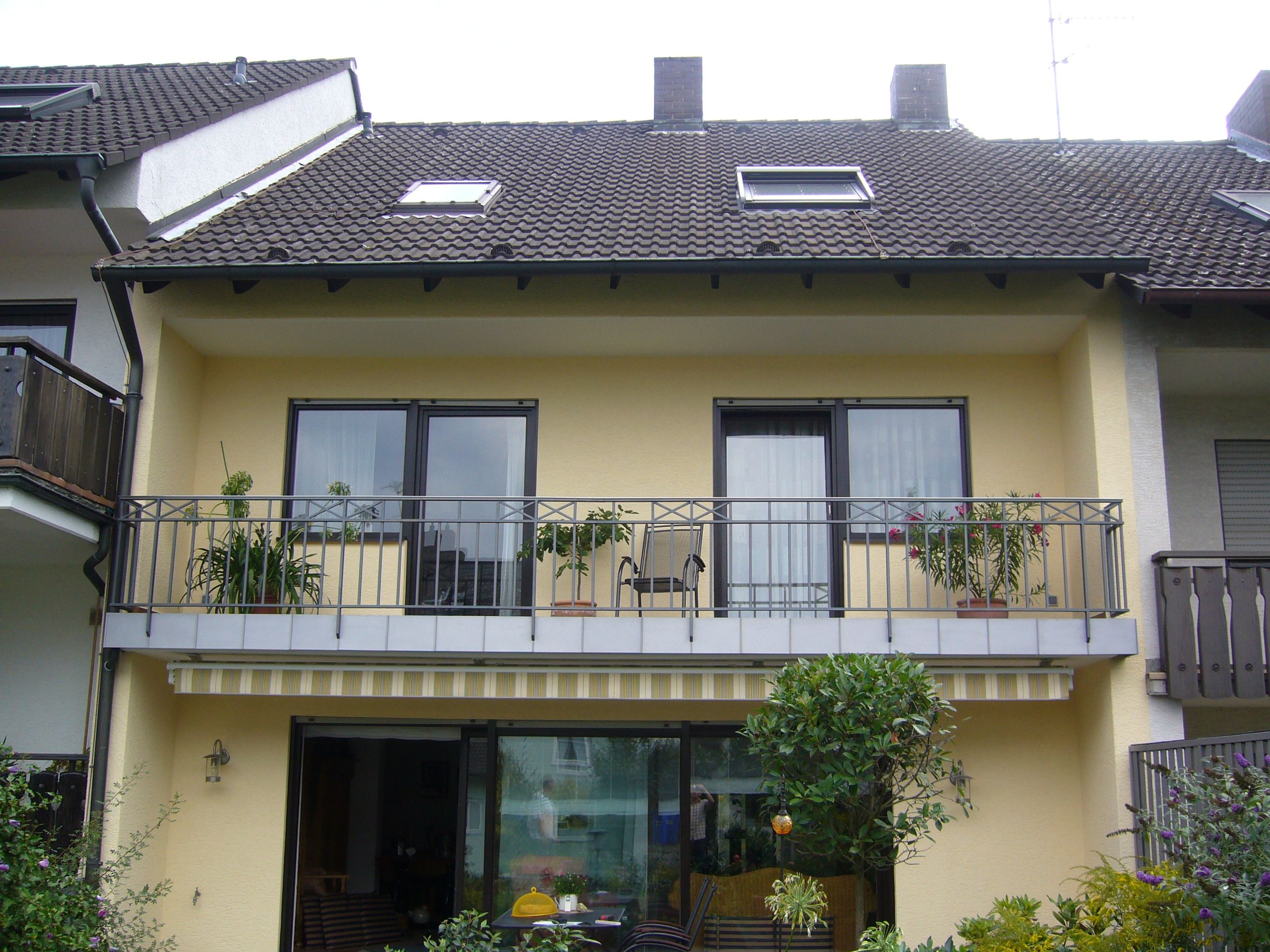 Geländer aus Grauen Metallstreben mit Kreuzen als Verzierung