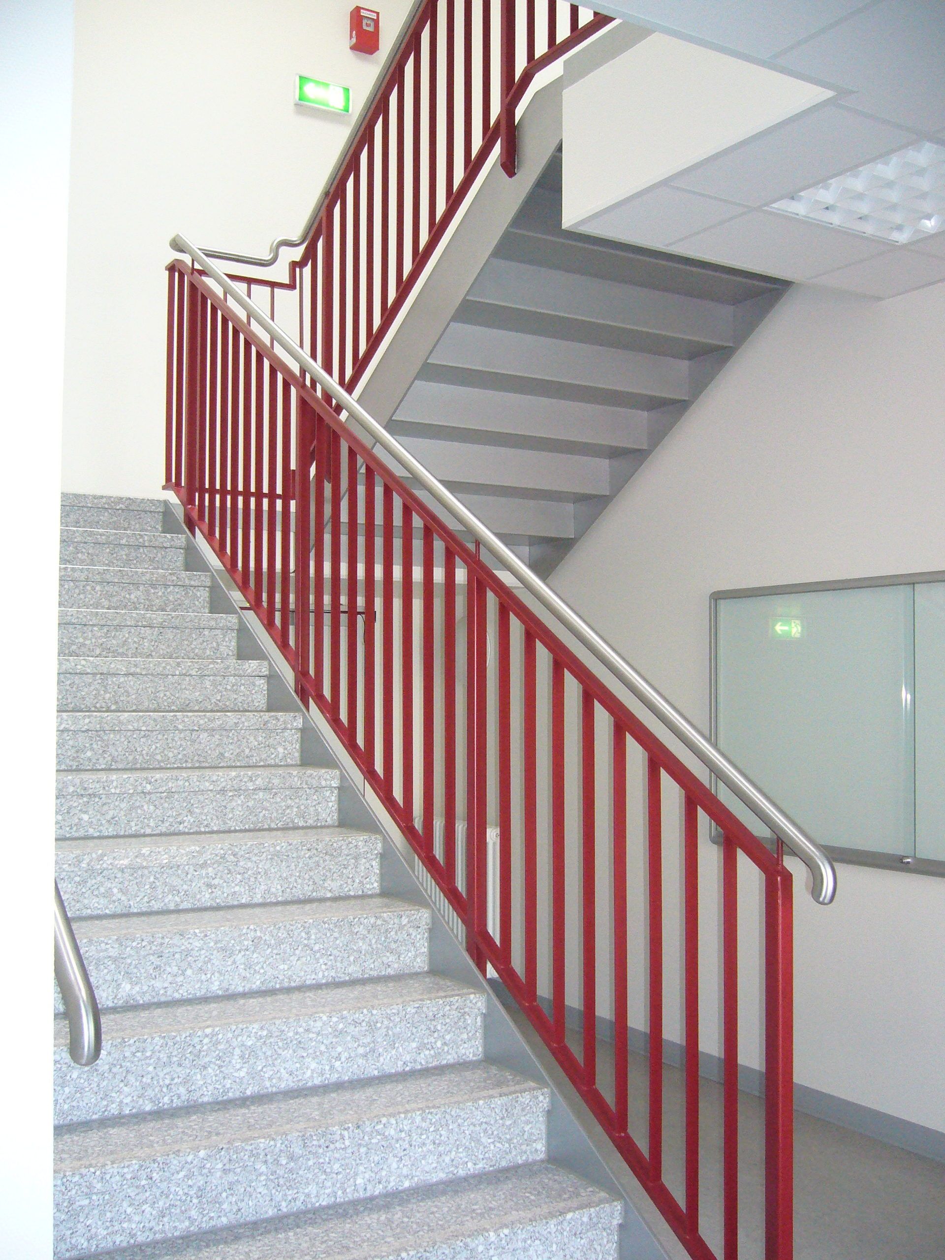 Rote Metallstreben mit grauem Handlauf 