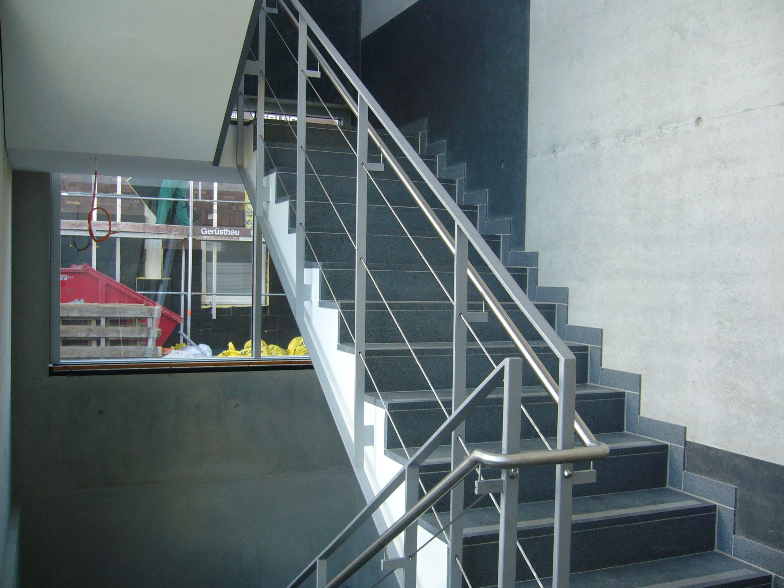 Treppengeländer aus Metallstreben und Metallrundstäben