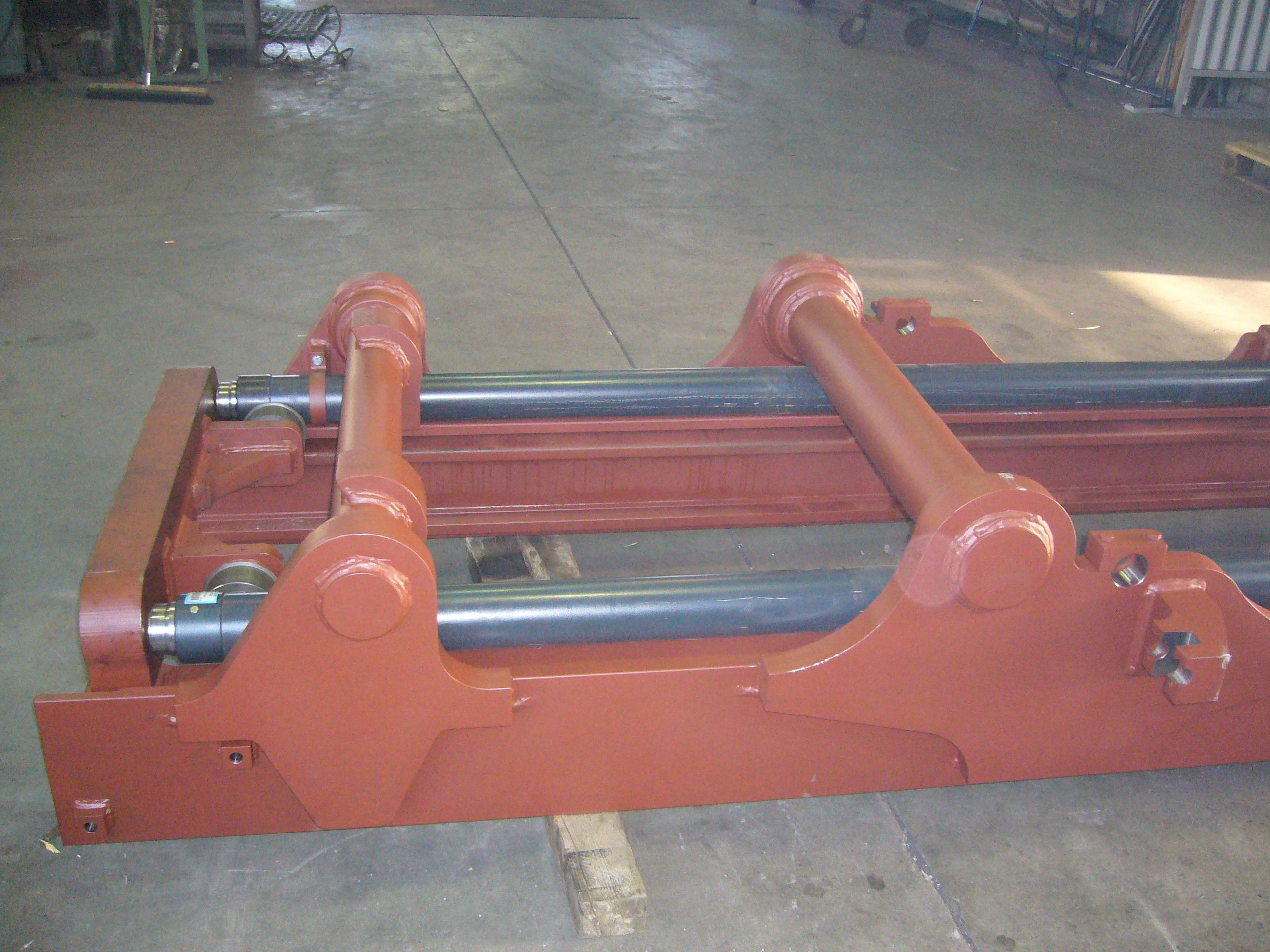 rotes, schienen artiges Bauteil 