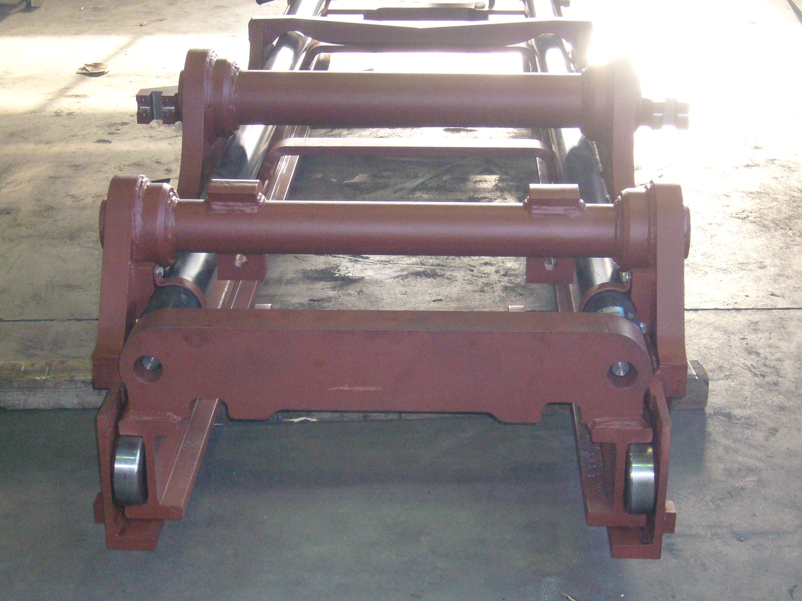 rotes, schienen artiges Bauteil 