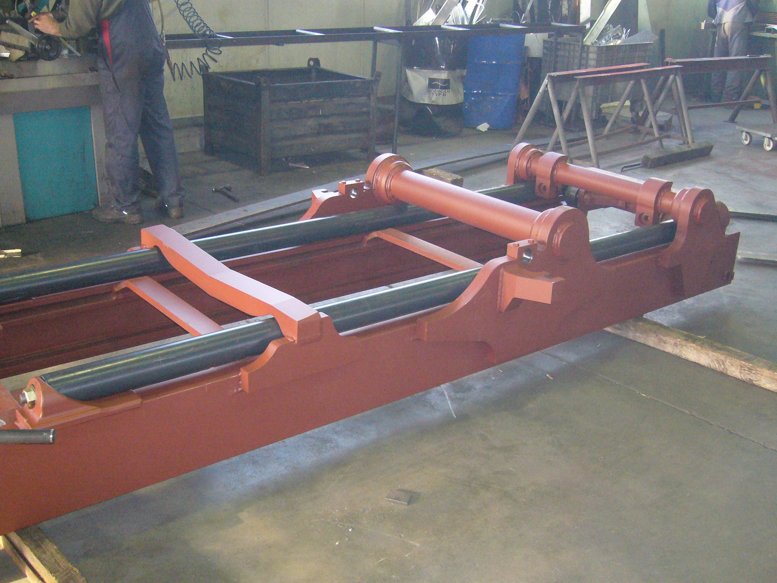 rotes, schienen artiges Bauteil 