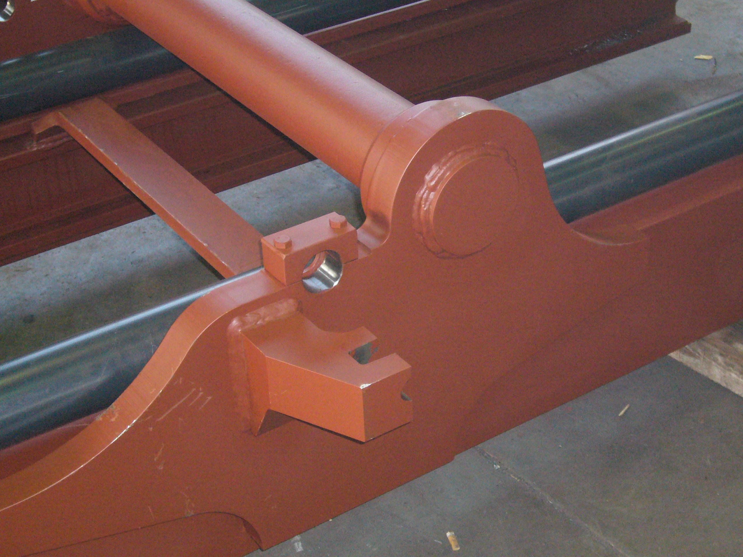 rotes, schienen artiges Bauteil 