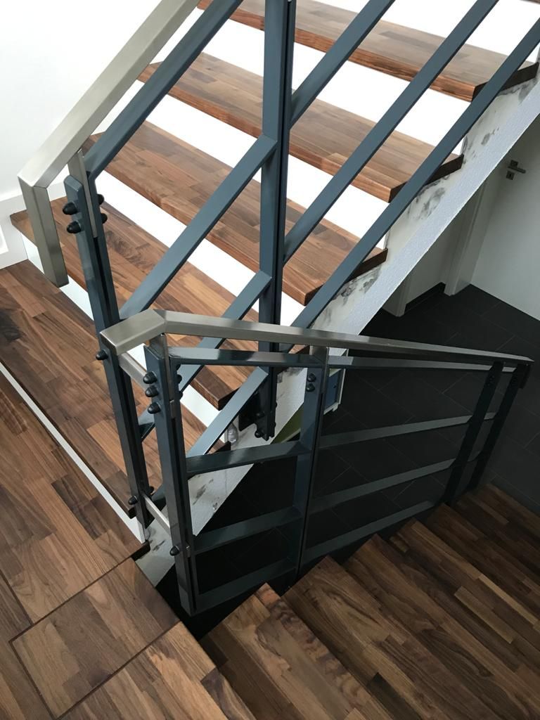Schwarz-Graues Metallgeländer an einer Treppe