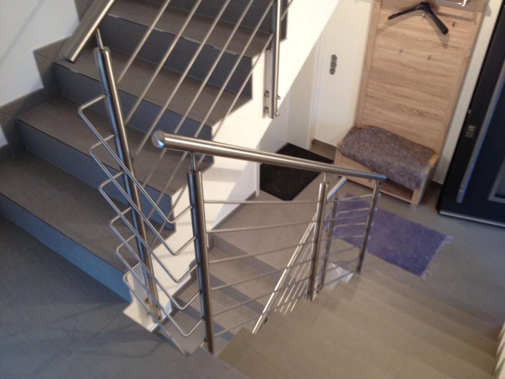 horizontale Metallrundstäbe als Treppengeländer 