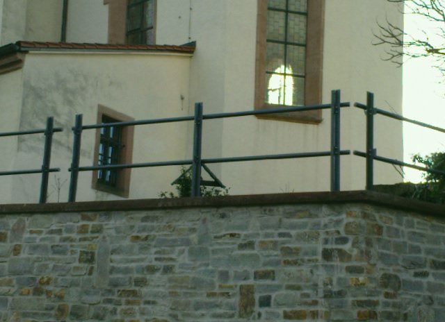 Metallzaun aus schwarzen Rundstäben